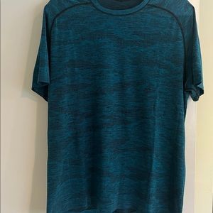 Lululemon men’s size X-llarge Vent Tech t-shirt. Bright blue/black.